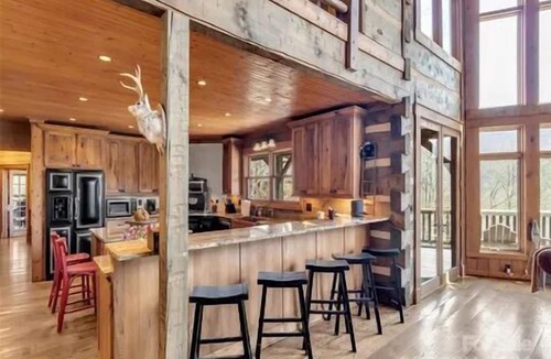 Maggie Valley Cabin | Maggie Valley Golf Club Home, sleeps 20. Ski Area 5-10 min away!