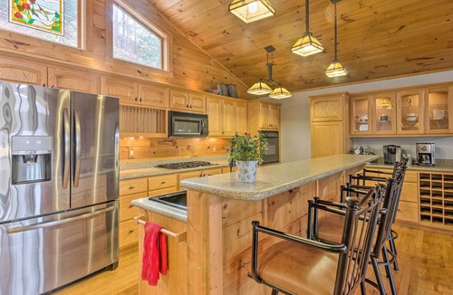 Cataloochee Ranch House | Maggie Valley Home w/ Mtn Views & Screened Porch!