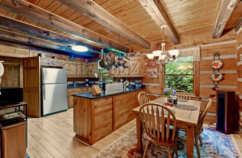 Hot Springs Cabin | Magic winding falls cabin