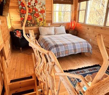 Copperhill House | Magical Treehouse Romantic Hot Tub and Sauna