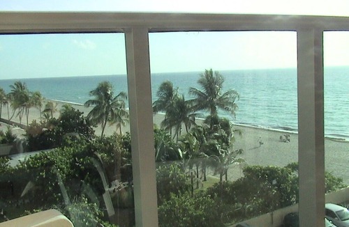 Hollywood South Central Beach Apartment | Magnificent ocean front studio in the Wave