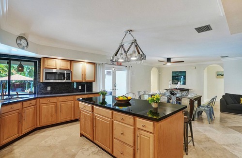 South Lake Villa | Magnificent Villa By The Lake Near Hollywood Beach & Boardwalk