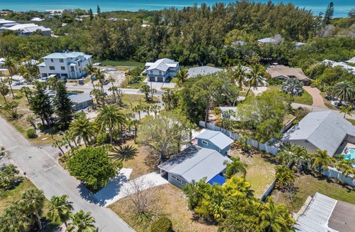 Longbeach Village House | Magnolia Home in Longboat Key by RVA