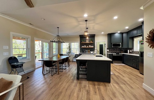 Purlear House | Magnolia in the Mountains - Luxury 5 bedroom, hot tub, cov decks, spacious, gated community