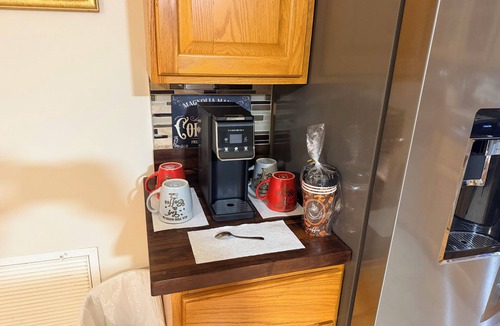 Holly Hill Cottage | Magnolia Manor a 3-bedroom cottage in serene Daytona Beach with AC