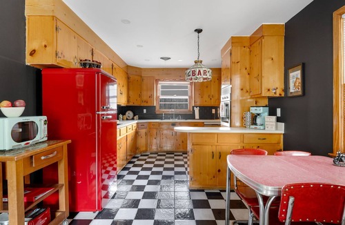 North Charleston House | Magnolia Retreat: Karaoke, Movie Nights & Backyard