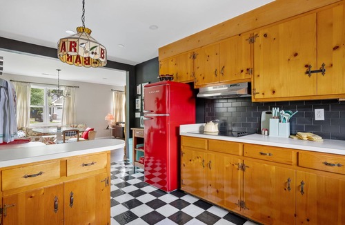 North Charleston House | Magnolia Retreat: Karaoke, Movie Nights & Backyard