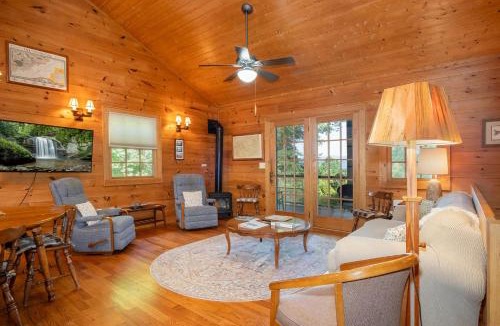 Pisgah Forest House | Mai`s Rock Cabin with view · Mai`s Rock Cabin with view
