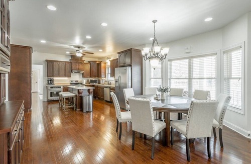 Chattanooga House | Main + Guest Home on the TN River! Sleeps 19 ppl!