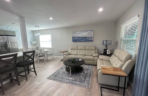 Weeki Wachee Gardens House | Main River Mermaid Sleeps 8 kayaks for everyone. Gulf access for scalloping