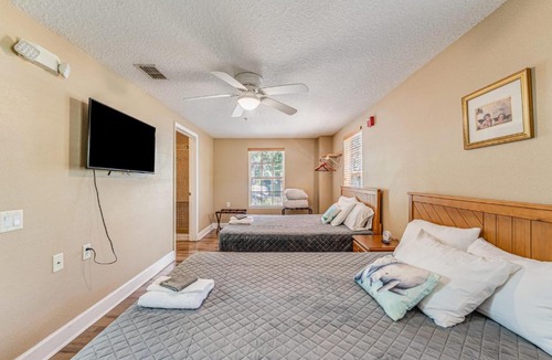 Chassahowitzka Bed & Breakfast | Manatee Room