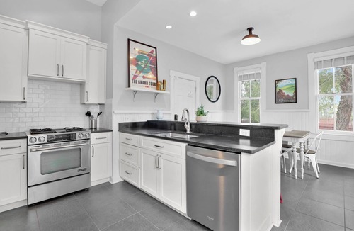 Beach Institute House | Manor with Private Courtyard, Private Parking by Lucky Savannah