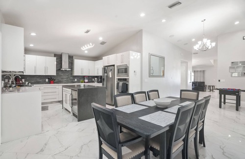Town N County Park House | Marble Luxe - Comfy Retreat - Massive Yard