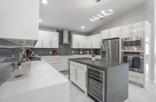 Town N County Park House | Marble Luxe - Comfy Retreat - Massive Yard