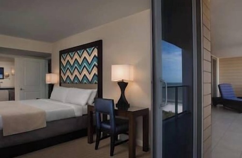 Marco Island Hotel | Marco Island Crystal Shores Resort, Beachfront