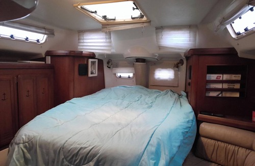 Delair Boat Rental | Marvelous 2-bedroom yacht walkable to public transportation for World cup
