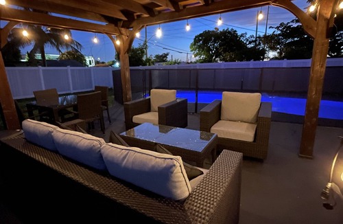 Dania Beach House | MASSIVE HOME WITH HEATED POOL, NEAR BEACH IN SUNNY SOUTH FLORIDA