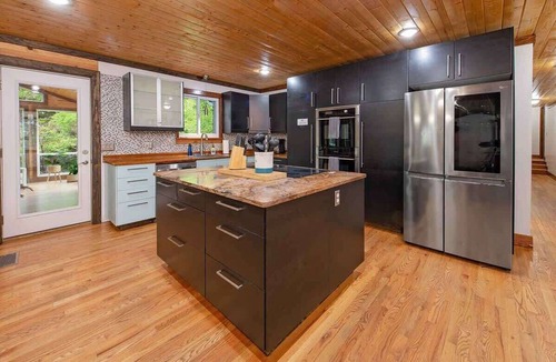 Lookout Valley Neighborhood Association House | Massive May House w/Swim Spa, Shared Pool, Sauna