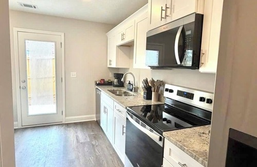 Gracewood House | Masters Suite – Modern Townhome 7 Miles to Augusta National