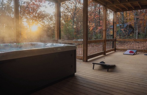 McCaysville Cabin | McStay in McCay - Charming 4-bed cabin w/outdoor fireplace and large jacuzzi!