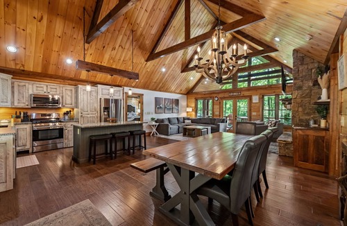 Cherry Log Cabin | Meadow Creek Retreat - Family Friendly | Rustic Modern | Hot Tub