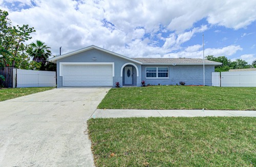 Melbourne House | Melbourne home w/King beds, HEATED Pool, 10 mins to the beach and near USSSA!