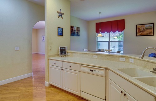 Tropic House | Melbourne Paradise w/ Porch - 7 Mi to Beaches!