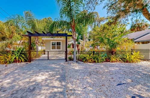 Bayou Oaks House | Mellow Memories | Sun-filled house in Sarasota with al fresco dining & hammock