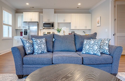 Melrose Cottage | Mesmerize Melrose - Mins to Broadway - 2 Bedrooms