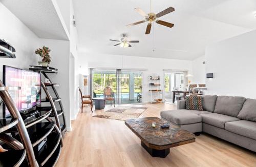 Interchange Square House | Mi Casa in Palm Bay