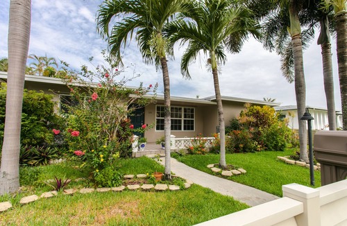 Dania Beach House | MIAMI/FORT LAUDERDALE ART VILLA with SALTWATER POOL & JACCUZI near BEACH