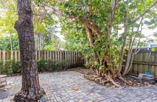 Croissant Park Villa | Miami/Ft Lauderdale private retreat near Airport.