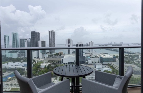 Town Square Condo | Miami Modern - Lux Amenities, Pool & Parking