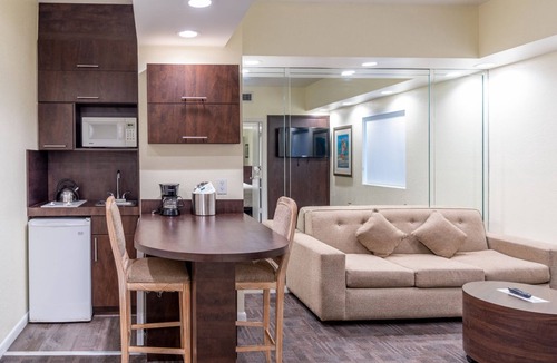 North Beach Hotel | Miami Vacation Starts Here! 4 Trendy Units Close to Art Deco, Beach Access