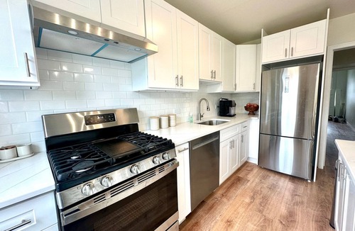 Forest Hill Apartment | Mid-century Modern 2-bedroom apartment with Central AC
