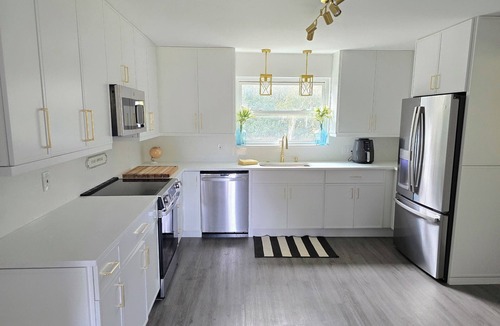 Jacksonville House | Mid-century modern gem w/cabin vibes, MEGA gameroom, pingpong, pool table, gym