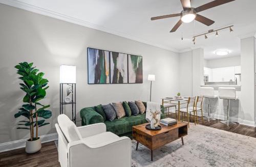 Old Fourth Ward Apartment | Midtown Atlanta High-Rise King Suite - Rooftop Pool - Free Parking - FIFA World Cup Ready