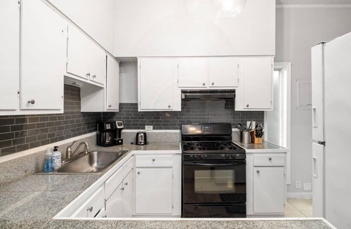 Midtown House | Midtown Guest House - private entrance