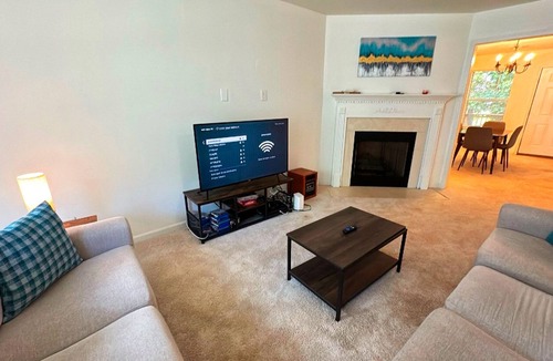 Mableton House | Midweek Pricing! 2BR Retreat w/Deck Near ATL