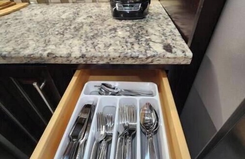 Fairview Shores House | Mills House @WP. Sleeps 11 Renovated. Queen beds