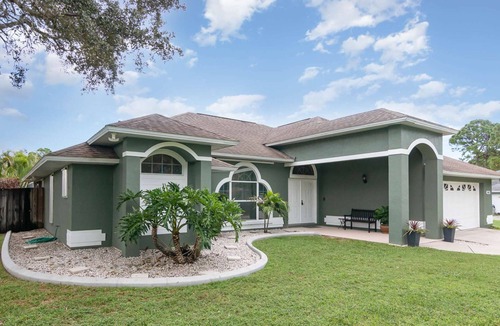 Interchange Square House | Milly · Spacious Luxury Pool Home Oasis · 8 mi to Airport