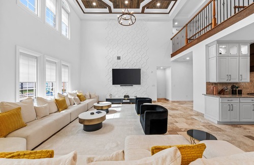 Windsor Hills House | Mini Golf, Splash Pad, Indoor Playground, Movie Theatre & Summer Kitchen