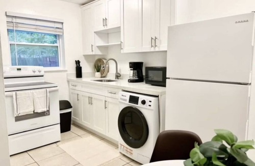 Riverside Park Apartment | Minimalist Mod apt7 * 2 Mls to beach, FLL, Cruises