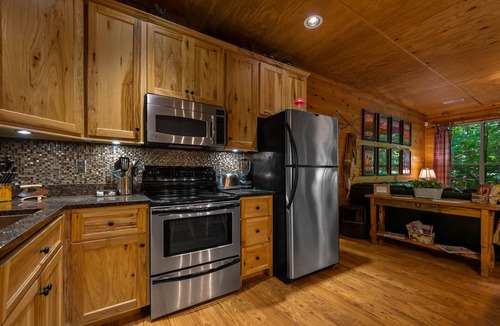 Townsend Cabin | Mins to Cade's Cove! Dreamy Cabin and Outdoor Oasis! Hot Tub & Firepit!