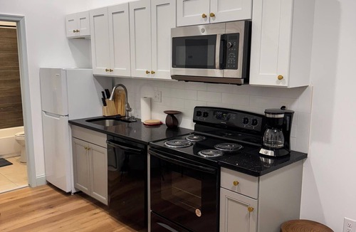 West Poplar Apartment | Mins to Fishtown & Center City | GlobeNest
