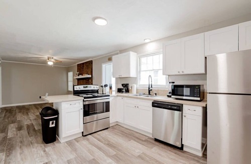 Irmo House | Mins to Lake Murray & Downtown! The Royal Retreat