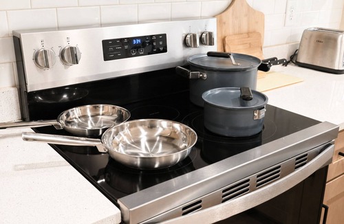 Forest Park House | Minutes to Atlanta Airport/Downtown, Yard, Fire Pit, Sleeps 10