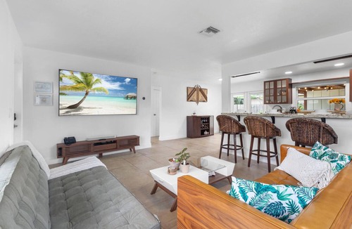 Poinsettia Heights House | Minutes to beaches and downtown- 3 bed house- coastal tropical living