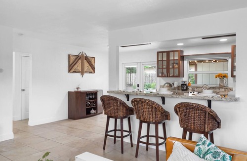 Poinsettia Heights House | Minutes to beaches and downtown- 3 bed house- coastal tropical living
