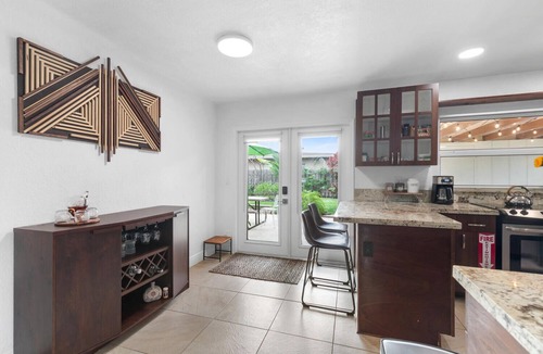 Poinsettia Heights House | Minutes to beaches and downtown- 3 bed house- coastal tropical living